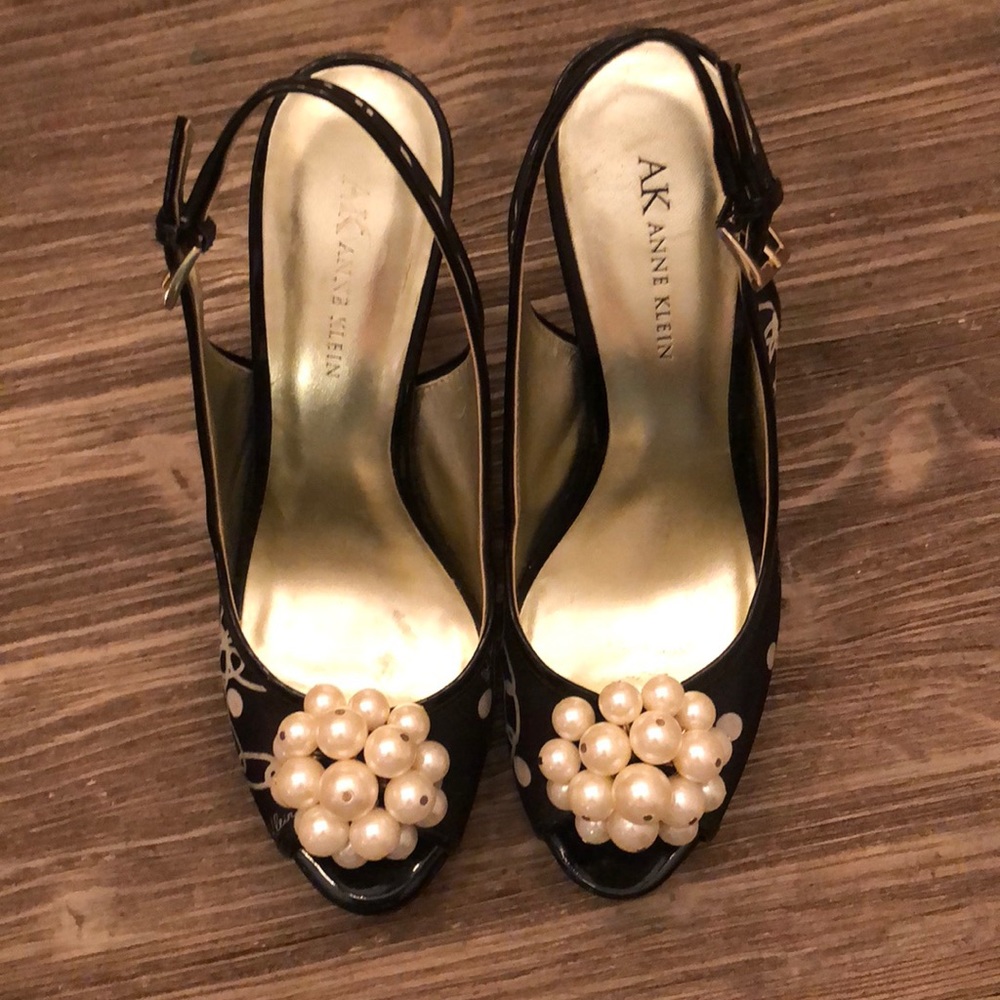 Black pumps with pearl accent